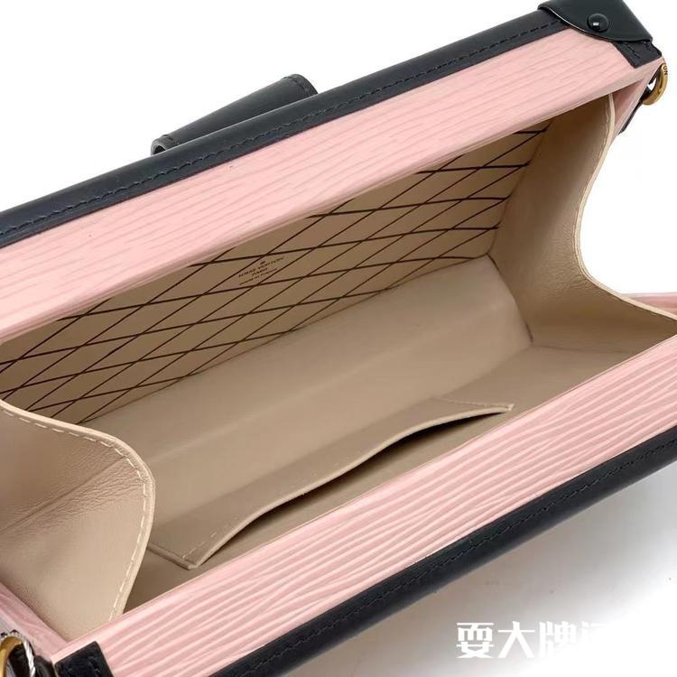 Louis Vuitton路易威登 全套粉色水波纹硬盒子20cm 全套✨LV PETITE MALLE 粉色水波纹硬盒子，新版20cm尺寸，可以放pro max，附件如图，公价42000 这枚好价带走 1万多🉐️